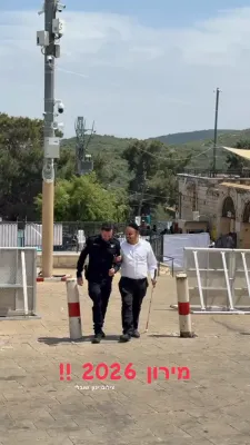 א אידישע הארץ ווערט קיינמאל נישט פארפאלן, א ציוניסטישטע פאליציאנט ביים העלפן א בלינדן מאן ארויפגיין דעם בארג אין מירון 