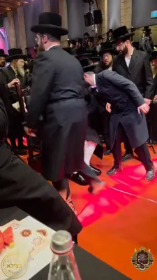 כ"ק אדמו"ר מבעלזא איז אריינגעקומען צום גרויסארטיגע מעמד קבלת פנים ליל שישי ביים שבת היכלא דמלכא פאר נגידי חסידי בעלזא.