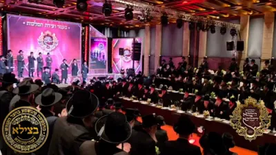 כ"ק אדמו"ר מבעלזא איז אריינגעקומען צום גרויסארטיגע מעמד קבלת פנים ליל שישי ביים שבת היכלא דמלכא פאר נגידי חסידי בעלזא.