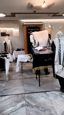 הגה"צ רבי יצחק מאיר מארגענשטערן שליט"א ביים ציון הקדוש אין קאמארנע לרגל די יארצייט 