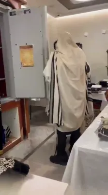 הגה"צ רבי יצחק מאיר מארגענשטערן שליט"א ביים ציון הקדוש אין קאמארנע לרגל די יארצייט 