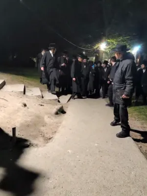 הגה"צ רבי יצחק מאיר מארגענשטערן שליט"א ביים ציון הקדוש אין קאמארנע לרגל די יארצייט 