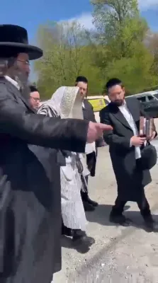 הגה"צ רבי יצחק מאיר מארגענשטערן שליט"א ביים ציון הקדוש אין קאמארנע לרגל די יארצייט 