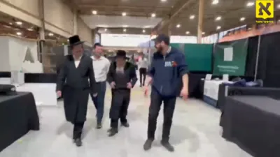 הגאון הגדול רבי יוחנן וואזנער שליט"א ראב"ד סקווירא מאנטריאל, באזוכט די גיגאנטישע קאמפלעקס וואו עס קומט היינט פאר די יערליכע MJU ביזנעס עקספא אין מאנטריאל. 