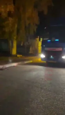 שלעפער טראק פארט אריין אין מירון צו אוועקנעמען קארס פארקירט