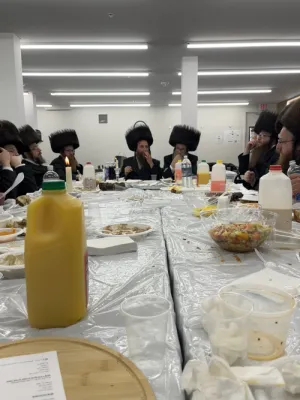 די סאטמארע קאפעליע ביים זיך צוגרייטן צום גרויסן מעמד הדלקה