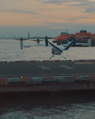 די ערשטע עלעקטראנישע "לופט טעקסי" פלייטס אין ניו יארק סיטי, וואס פארבינדט JFK מיט די העליפארטס אין מאנהעטן אין ווייניגער ווי 10 מינוט. די פלייטס זענען א טייל פון א פיילאט פראגראם וואס ווערט געשטיצט דורך דעם ווייסן הויז.