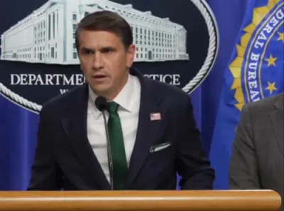 בלענטש זאגט אז די מידיע איז די זעלבע שולדיג ווי עקס שרייבער אין אנרייצן פאליטישע גוואלדטאטן