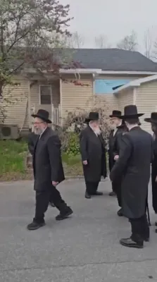 הלווית המת נעכטן דינסטאג פון הרב ישראל צבי גודמאן זצ"ל רב פון די אוהב שלום שוהל (טאון שוהל) אין וואודרידזש ניו יארק,  ווערט געזען כ"ק גאב"ד וואודרידזש שליט"א ביים באגלייטן אין מספיד זיין פארנט פון שוהל