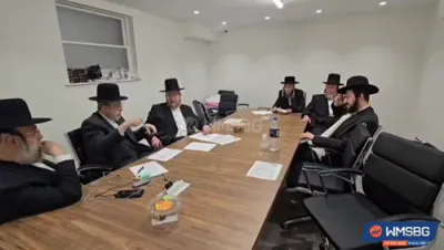 עסקנים אין וויליאמסבורג גרייטן זיך צום הכנסת ספר תורה לג בעומר בחצר הקודש סאטמאר 