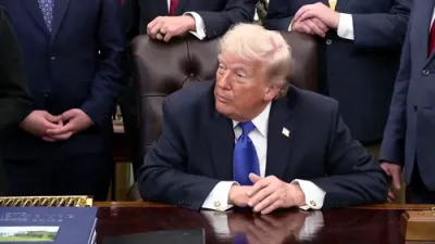 טראמפ ווערט געפרעגט צי ער וואלט אנגעטון א בולעט פרוף וועסטל, טראמפ וויצלט זיך אז ער ווייסט נישט צי קען באשטיין צו אויסקוקן מיט נאך צוואנציג פונט שווערער... 😂