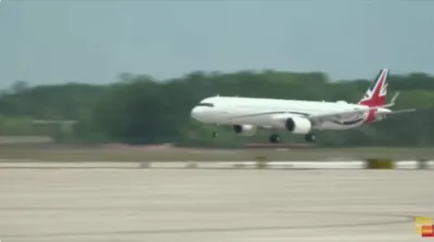 בריטישער קעניג טשארלס לאנדעט אין אמעריקע, וואו ער וועט זיך שפעטער טרעפן מיט פרעזידענט טראמפ אין ווייסן הויז 