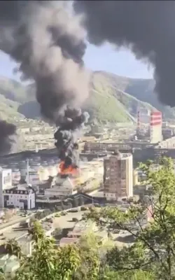 ריזיגע פייער ביי א רוסישע אויל ריפיינערי נאך אוקריינא אטאקע 