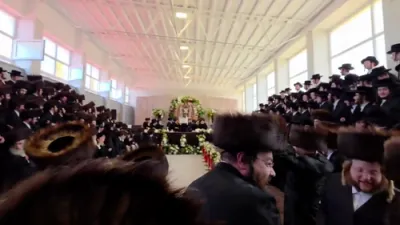 הכנסת ספר תורה אין שטאט מאגלניצא ביי די נסיעה פון כ"ק אדמו"ר מתולדות צבי ספינקא שליט"א 