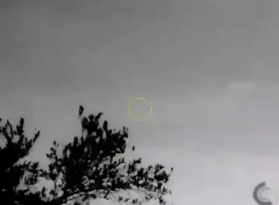 סלאו מאושען ווידיאו צייגט ווי א מדינת ישראל סאלדאט שיסט אראפ א חיזבאללה דראון אינמיטן די לופט.