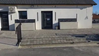 הרב משה יוסף פריעדלענדער "איש קערערסטיר" ביים ציון הקדוש אין ליסקא ובהכנסת אורחים שרה דער בעקערין - בנין אוהל לאה אינדיג ביומא דהילולא פונעם הייליגן טל חיים זי"ע