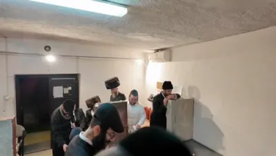 הרב משה יוסף פריעדלענדער "איש קערערסטיר" ביים ציון הקדוש אין ליסקא ובהכנסת אורחים שרה דער בעקערין - בנין אוהל לאה אינדיג ביומא דהילולא פונעם הייליגן טל חיים זי"ע