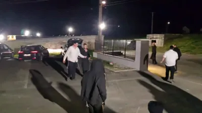 הרב משה יוסף פריעדלענדער "איש קערערסטיר" ביים ציון הקדוש אין ליסקא ובהכנסת אורחים שרה דער בעקערין - בנין אוהל לאה אינדיג ביומא דהילולא פונעם הייליגן טל חיים זי"ע