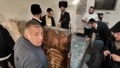 הרב משה יוסף פריעדלענדער "איש קערערסטיר" ביים ציון הקדוש אין ליסקא ובהכנסת אורחים שרה דער בעקערין - בנין אוהל לאה אינדיג ביומא דהילולא פונעם הייליגן טל חיים זי"ע