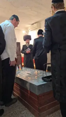 הרב משה יוסף פריעדלענדער "איש קערערסטיר" ביים ציון הקדוש אין ליסקא ובהכנסת אורחים שרה דער בעקערין - בנין אוהל לאה אינדיג ביומא דהילולא פונעם הייליגן טל חיים זי"ע