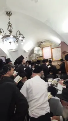 א גרוס פון הר הקודש מירון שטייענדיג נאנט צום יום טוב לג בעומר 