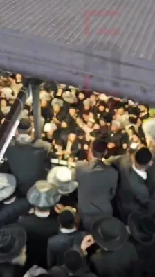 דריי מענטשן ווערן באהאנדעלט נאכן צאמפאלן אין מערת רבי שמען צוליב די גרויסע געדרענג יעצט ביים ציון