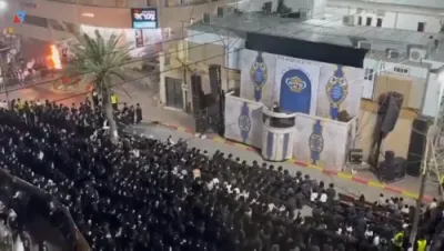 כ"ק אדמו"ר מוויזניץ שליט"א ביים הדלקה אין בני ברק