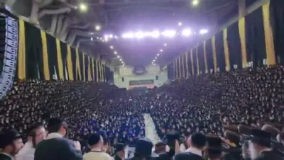 חלק ב' ווידיאוס פון די הכנסת ספר תורה בחצר הקודש סאטמאר 