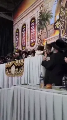 חלק ב' ווידיאוס פון די הכנסת ספר תורה בחצר הקודש סאטמאר 