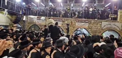 לעבעדיג אינעם חצר מערת הרשב"י יעצט ל"ג בעומר טראץ די בארגרעניצטע צאל ערלויבטע אין מירון