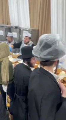 ארי אבראמאוויטש ווערט געזען פארטיילן עסן אין מירון
