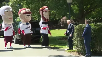 טראמפ באגריסט יוגנטליכע וואס האבן זיך פארשטעלט ווי אמעריקאנע פרעזידענטן ביי די גראז פון ווייסן הויז 