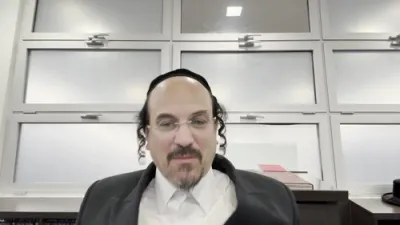 א הערליכע מעשה "פון הרה"ק רבי מנחם מענדל מרימנוב זי"ע - קדושת בית כנסת" &ndash; דורך הרב אליהו שווארץ ביים שיעור עמוד היומי 'דרשו' מסכת יומא דף ד' ע"ב''