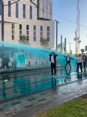 דער בחור האט געכאפט וויאזוי צו שפרינגן קעגן די בואש און נישט אוועקפליען...