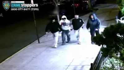 די NYPD זוכט נאך פארדעכטיגטע נאך אן אנטיסעמיטישע כוואליע פון האקנקרייץ גראפיטי אין פינף פארשידענע לאקאציעס איבער קווינס.