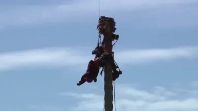 סאן האזעי העליקאפטער רעטונגס מאנשאפט פירט דורך זעלטענע לופט אפעראציע צו ראטעווען א באוואוסטלאזע בוים שניידער.