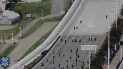אוקלאנד פאליציי שטעלט אפ באטייליגטע ביי א ווילדע "סייד-שאו" אויפן בעי-ברידזש, קאנפיסקירן דארט געווער און ארעסטירט פארדעכטיגטע נאך א דראמאטישע פאליס טשעיס אויף הויכע ספידס.