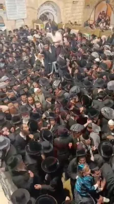 פייערליכע ריקודים אין חצר המערה