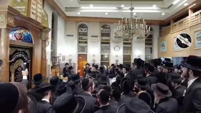 ספירת העומר און פרייליכע געזאנגען יעצט ביינאכט אין חצר הקודש סאדיגורא ירושלים 