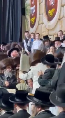 הכנסת ספר תורה בחצר הקודש סאטמאר 