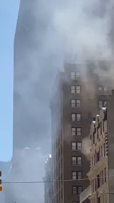 פייער לעשער ארבעטן שווער ביי פלאמען אין מאנהעטן 