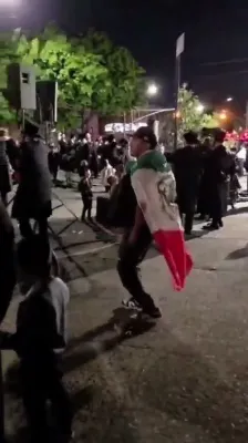 איינער טאנצט אין מירון מיטן איראנע רעזיסטענס פאן...