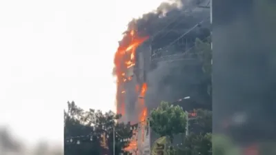 מאסיווע פייער נעבן טעהראן: ברענעדיגע מאטריאל אויף א געביידע נאכדעם וואס א פייער אין אן איראנער שאפינג מאלל האט געקאסט דאס לעבן פון צענדליגער מענטשן.