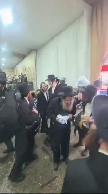 פולע סצענעס: טענץ, הדלקות, און תפלות, אין הר הקודש מירון