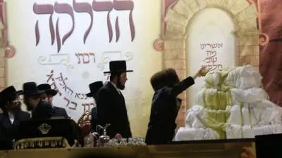 מעמד הדלקה  בחצר הקודש סקולען און לעיקוואד