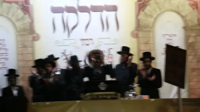 מעמד הדלקה  בחצר הקודש סקולען און לעיקוואד