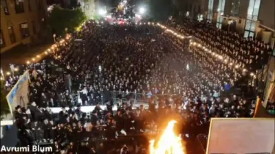ווידיאוס פון די הדלקה בחצר הקודש באבוב 45