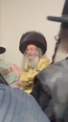 הרה"צ רבי אלימלך בידערמאן שליט"א נעמט אויף ר' יאנקי שישא אין מירון