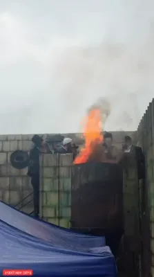 בילדער און ווידיאוס: לג בעומר בחצר הקודש קרעטשניף כפר עטה שליט"א 