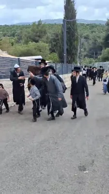 בילדער און ווידיאוס: לג בעומר בחצר הקודש קרעטשניף כפר עטה שליט"א 